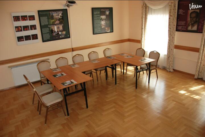 Pensjonat U Pana Cogito, zdjęcie Sali konferencyjnej w układzie ze stołami w kształcie litery U dla 9 osób